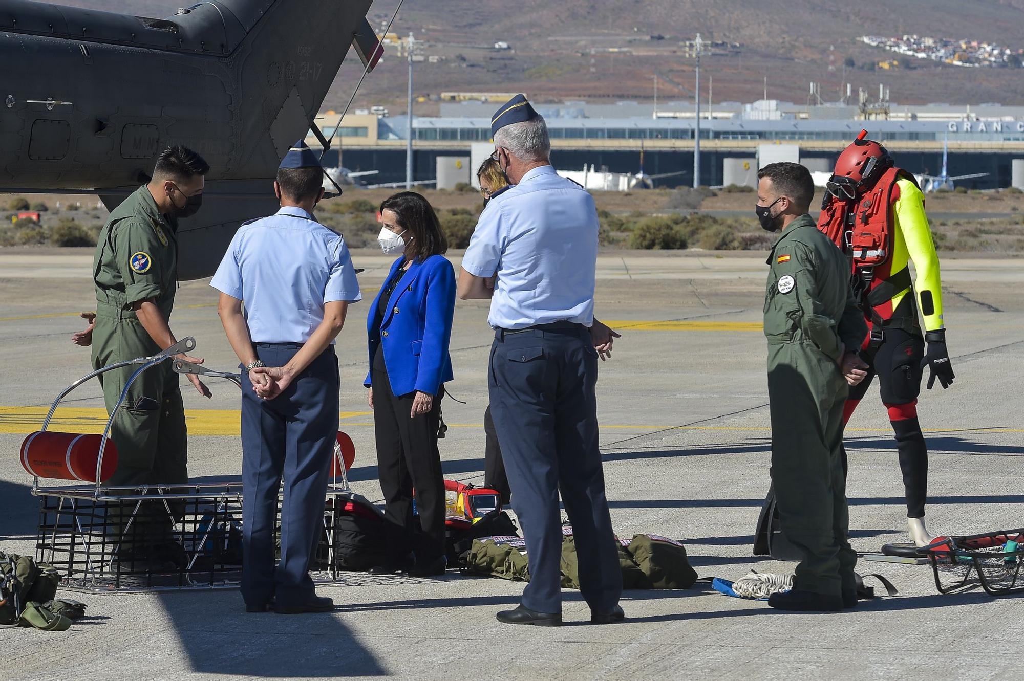 Visita de la ministra Margarita Robles al aeropuerto de Gando.