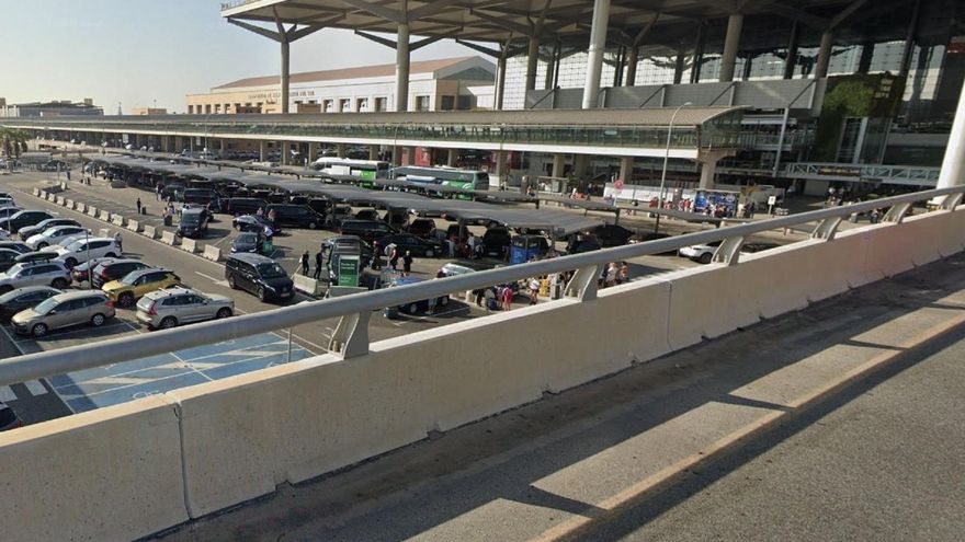 La línea de autobús M-135 entre Alhaurín y Málaga cambia la ubicación de la parada en el aeropuerto
