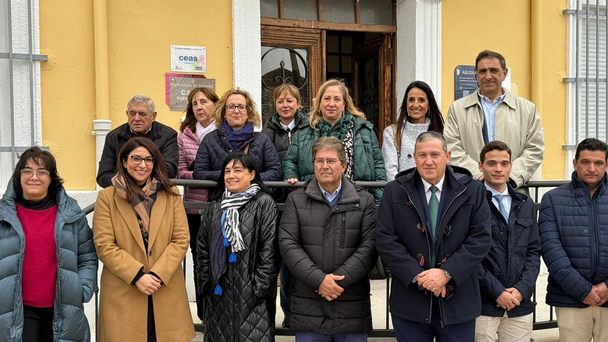 Alcaldes y trabajadores del CEAS con el presidente de la Diputación