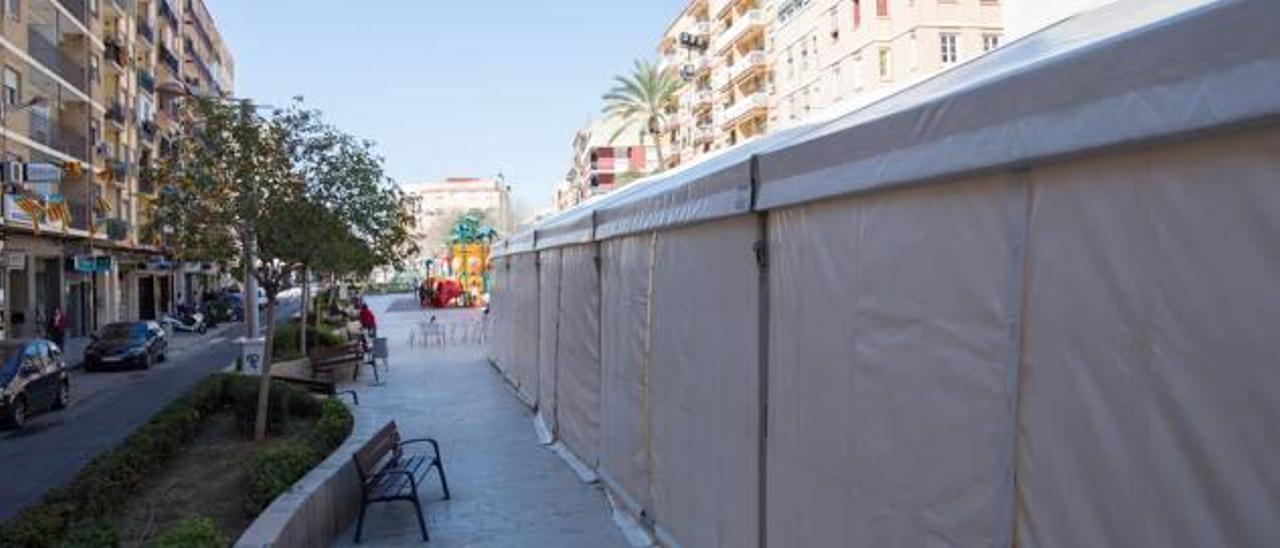 Carpa colocada en la avenida Gregorio Gea de Mislata.