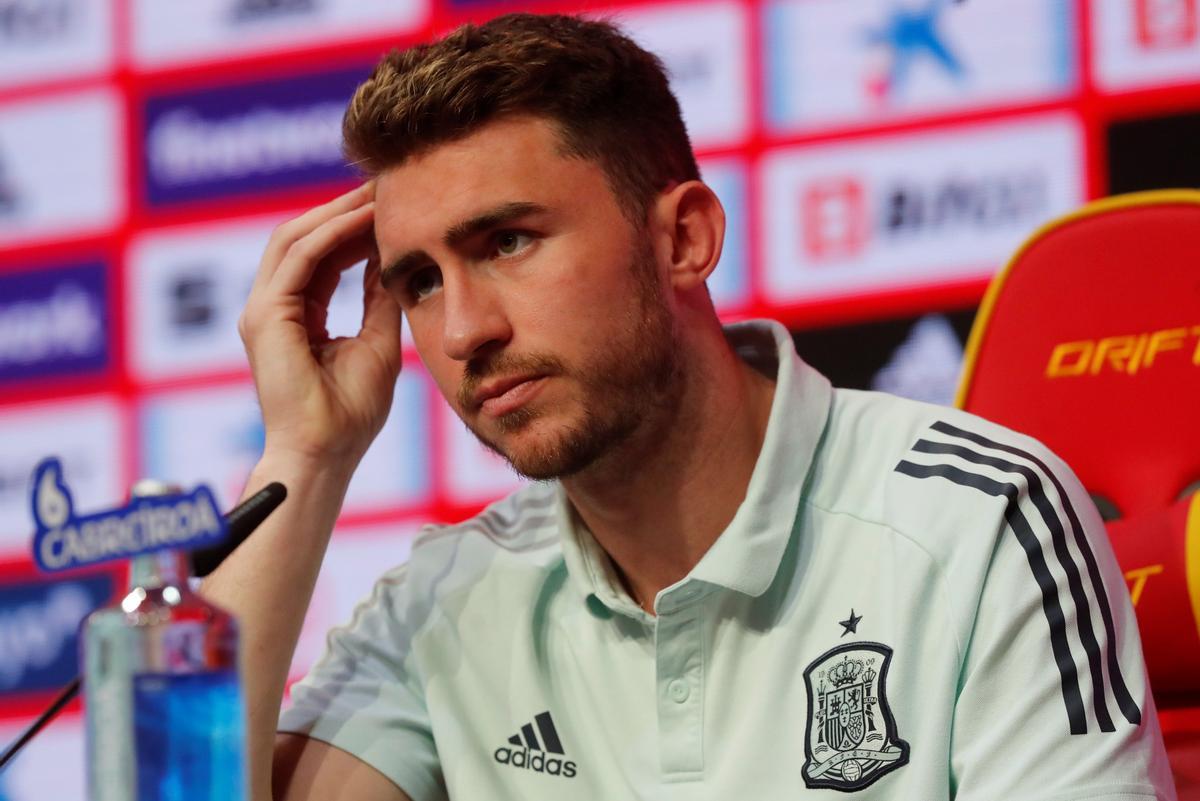 -FOTODELDÍA- GRAF3927. MADRID, 05/06/2021.- El jugador de la selección española de fútbol Aymeric Laporte, durante una rueda de prensa en la Ciudad del Fútbol en Las Rozas, Madrid, este sábado. La selección española regresó este sábado a los entrenamientos en la Ciudad del Fútbol, con una sesión de recuperación para los futbolistas que fueron titulares en el primer amistoso de preparación de la Eurocopa, el empate anoche ante Portugal, con Aymeric Laporte en buen estado y Adama Traoré al margen del grupo. EFE/ Juan Carlos Hidalgo