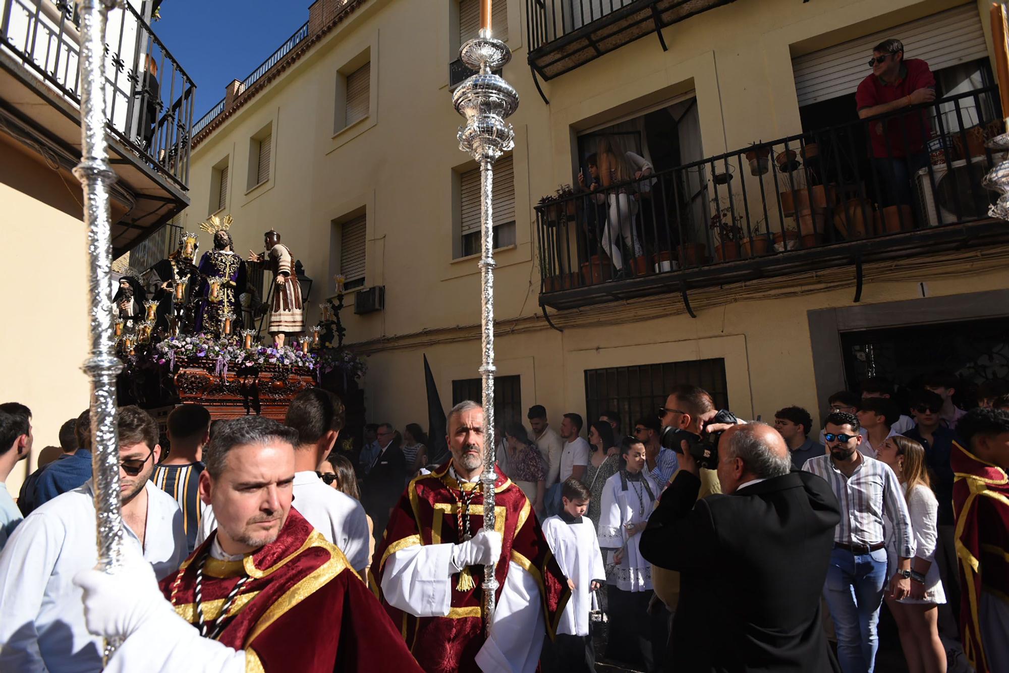 La hermandad del Perdón serpentea camino de la Catedral