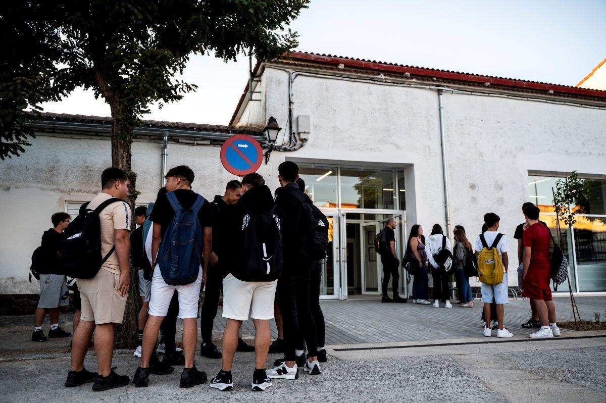 Alumnos a las puertas del instituto de Brozas.