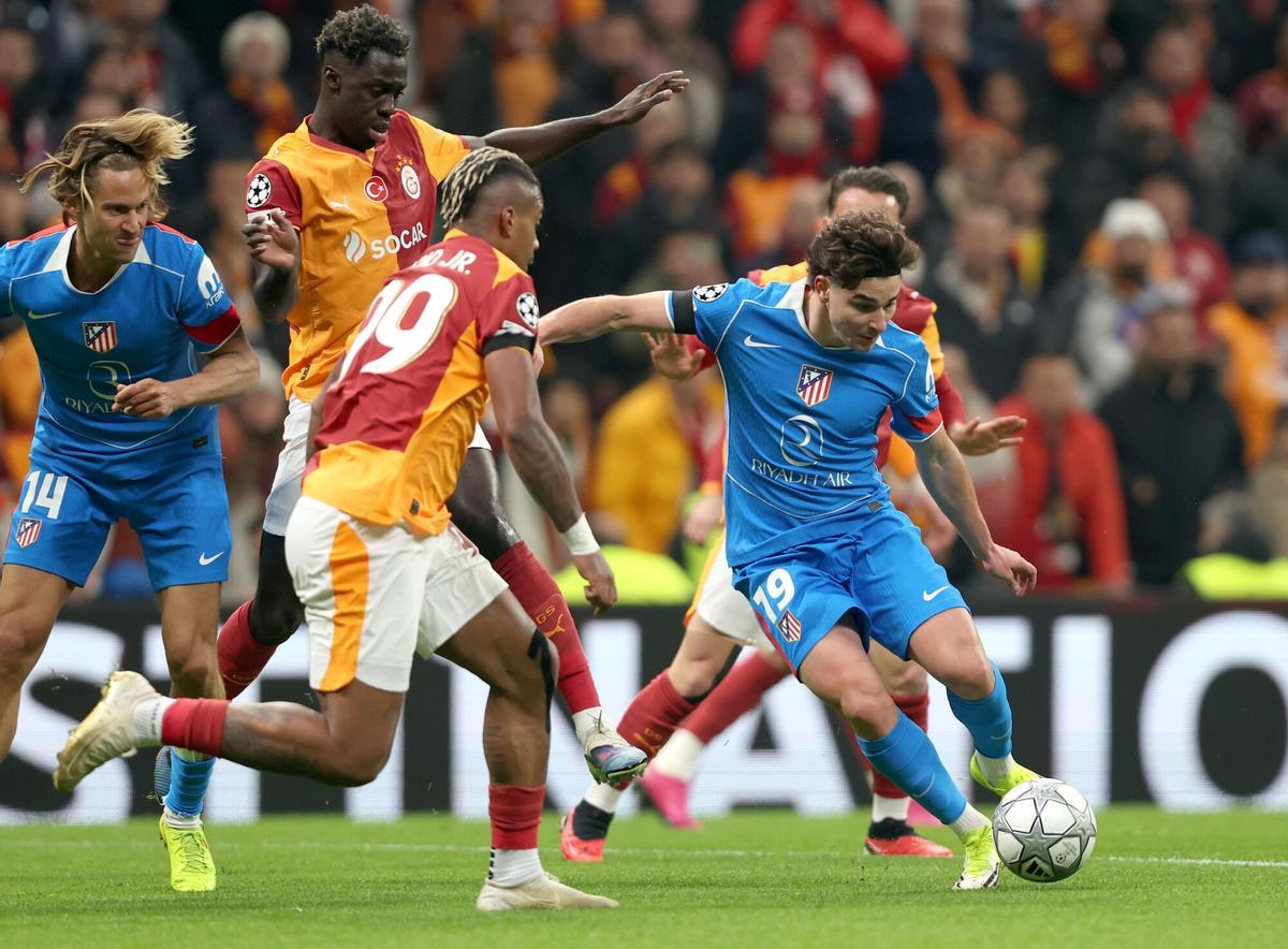 ISTANBUL (Turkey), 21/01/2026.- Julian Alvarez (R) of Atletico prepares to shoot during the UEFA Champions League match between Galatasaray SK and Atletico Madrid, in Istanbul, Turkey, 21 January 2026. (Liga de Campeones, Turquía, Estanbul) EFE/EPA/TOLGA BOZOGLU