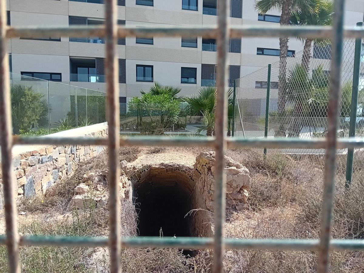 Así están los restos del cuartel de carabineros del siglo XIX y el refugio antiaéreo de la Guerra Civil en Punta Prima