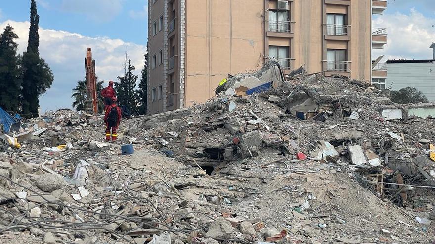 El equipo del GIREcan, del que forma parte Toni Jaume, sobre las ruinas de un edificio.