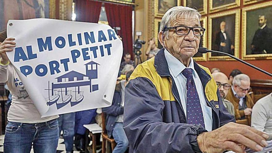 Obrador flanqueado por una pancarta del Molinar Port Petit.