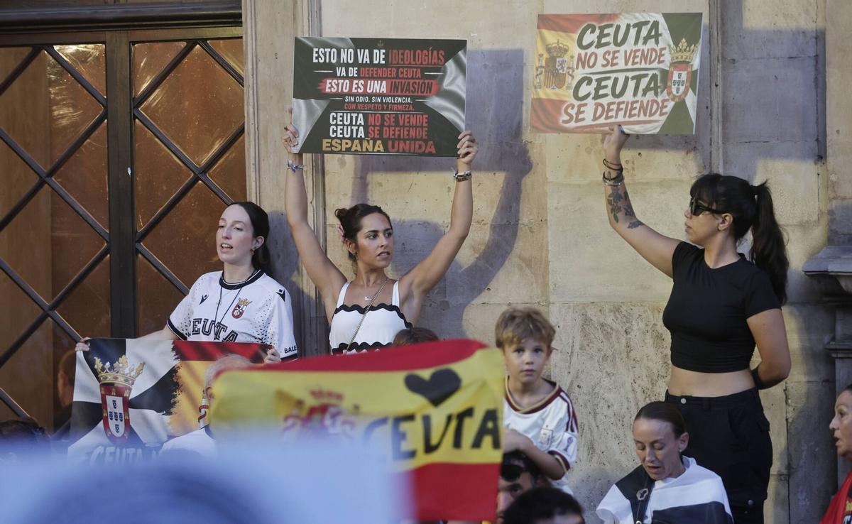 Imágenes de la manifestación en Cort, Palma, en apoyo a Ceuta