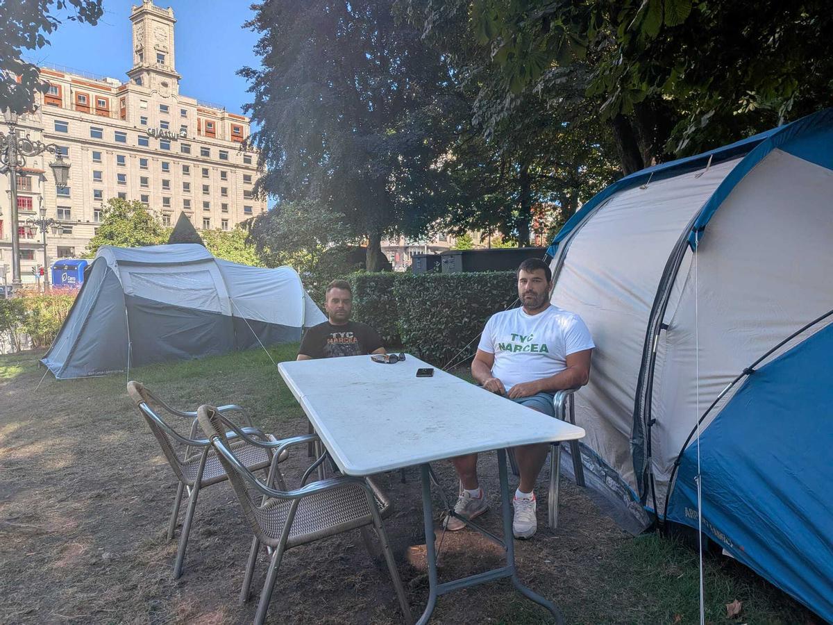 Carlos Ambres y David Rodríguez, en el Parque San Francisco, junto a las tiendas de campaña