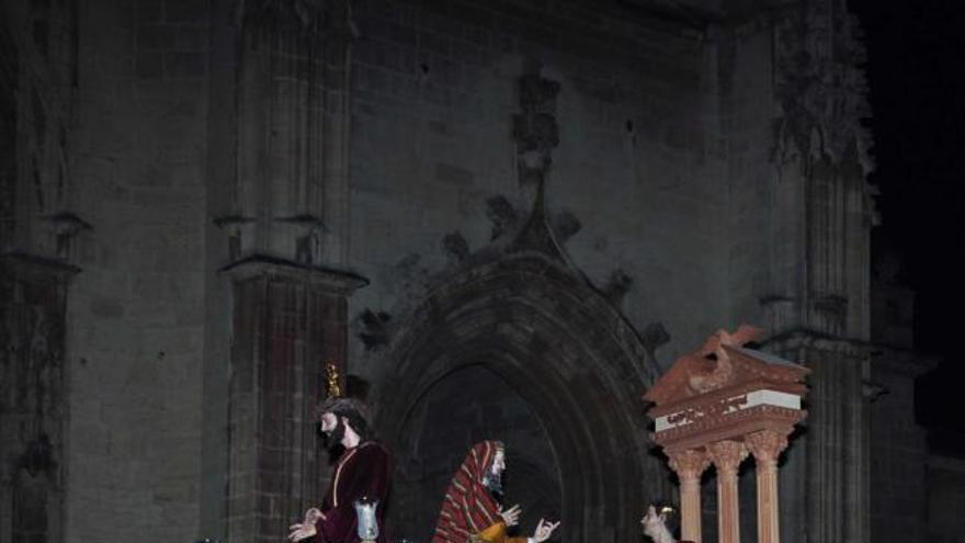 La procesión de La Madrugá a su paso por la plaza de la Catedral.