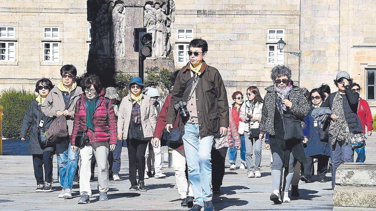 Un grupo de turistas paseando ayer por las calles de Santiago