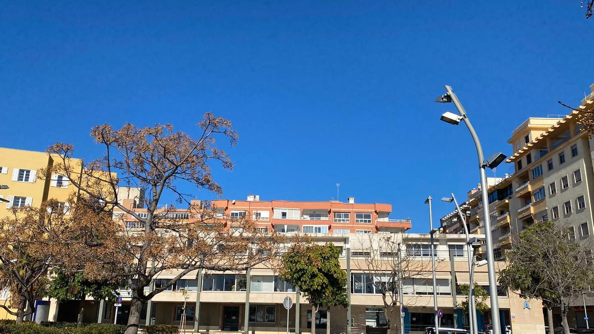 Vista frontal de la antigua sede de Emaya y los actuales edificios circundantes