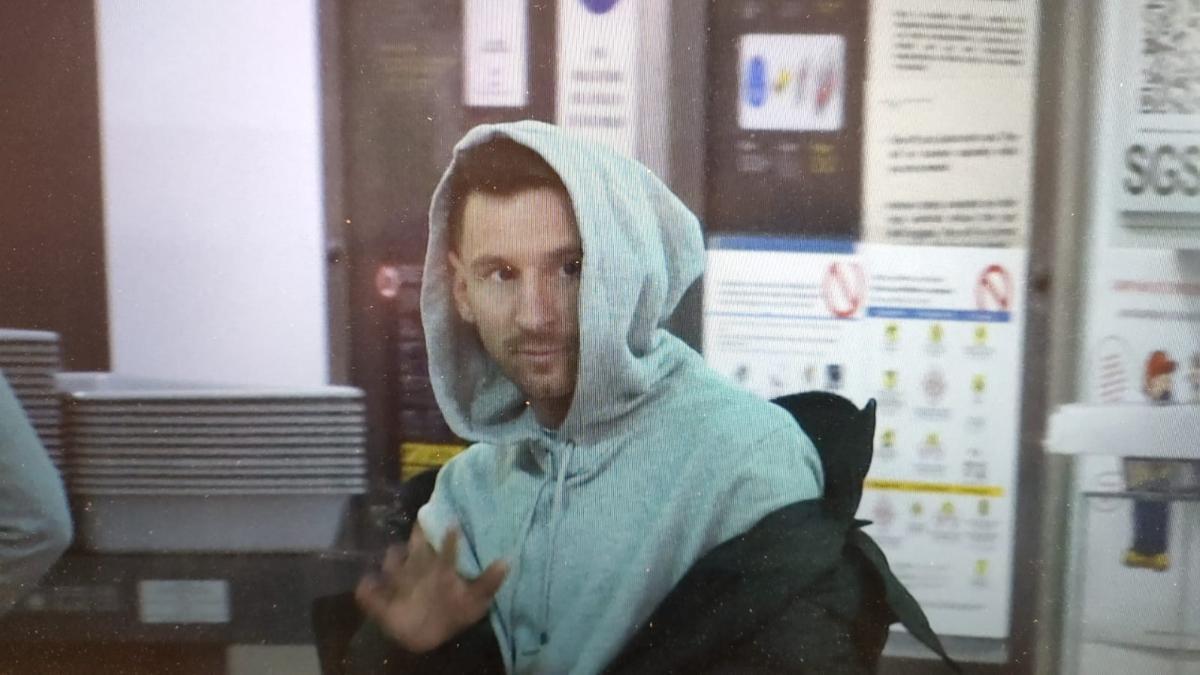 ¡Así llegó Messi al aeropuerto para poner rumbo a París!