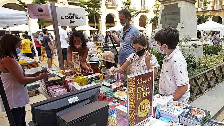 El Sant Jordi d'estiu el juliol passat, a pl. Independència.