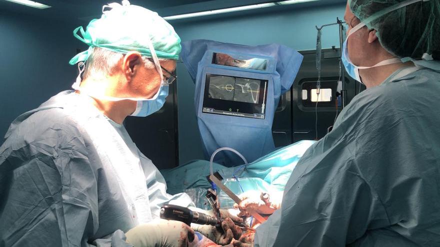 Son Llàtzer realiza la primera operación en Baleares de prótesis de hombro con GPS