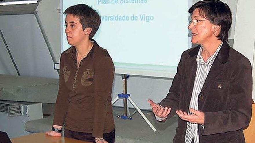 Ana Fernández Pulpeiro, a la dcha., y la vicegerente de Tecnologías de la Información, Yolanda García.  // Duvi