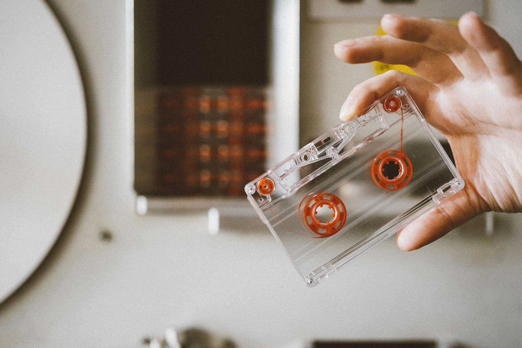 CINTAS CASSETTE  En la fábrica española que resucita los cassettes: Es un  formato cómodo y barato. Tiene futuro