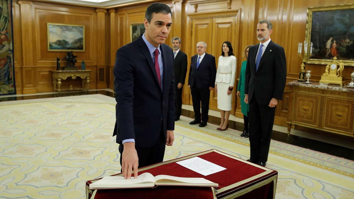 Pedro Sánchez promete el cargo ante el rey Felipe VI.