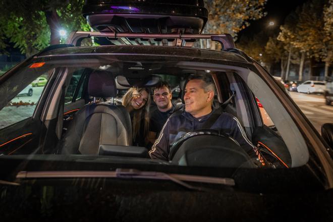 Padres y madres que recogen a sus hijos tras una noche de fiesta