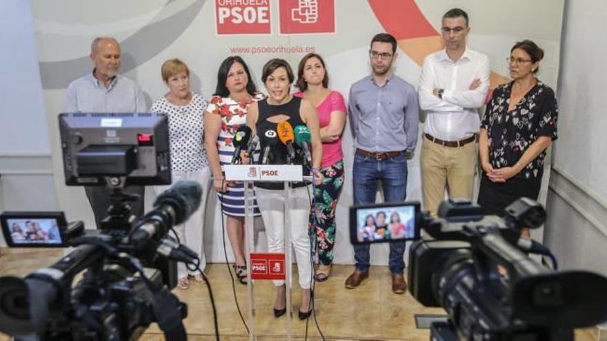 La portavoz del PSOE, Carolina Gracia, ayer ante los medios junto al resto de ediles socialistas.