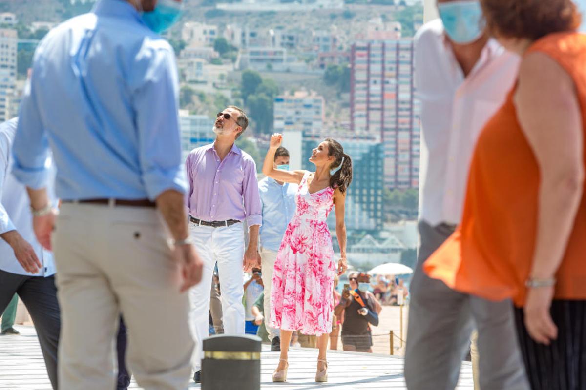 La reina Letizia viste un vestido de Adolfo Domínguez en su paseo por Benidorm