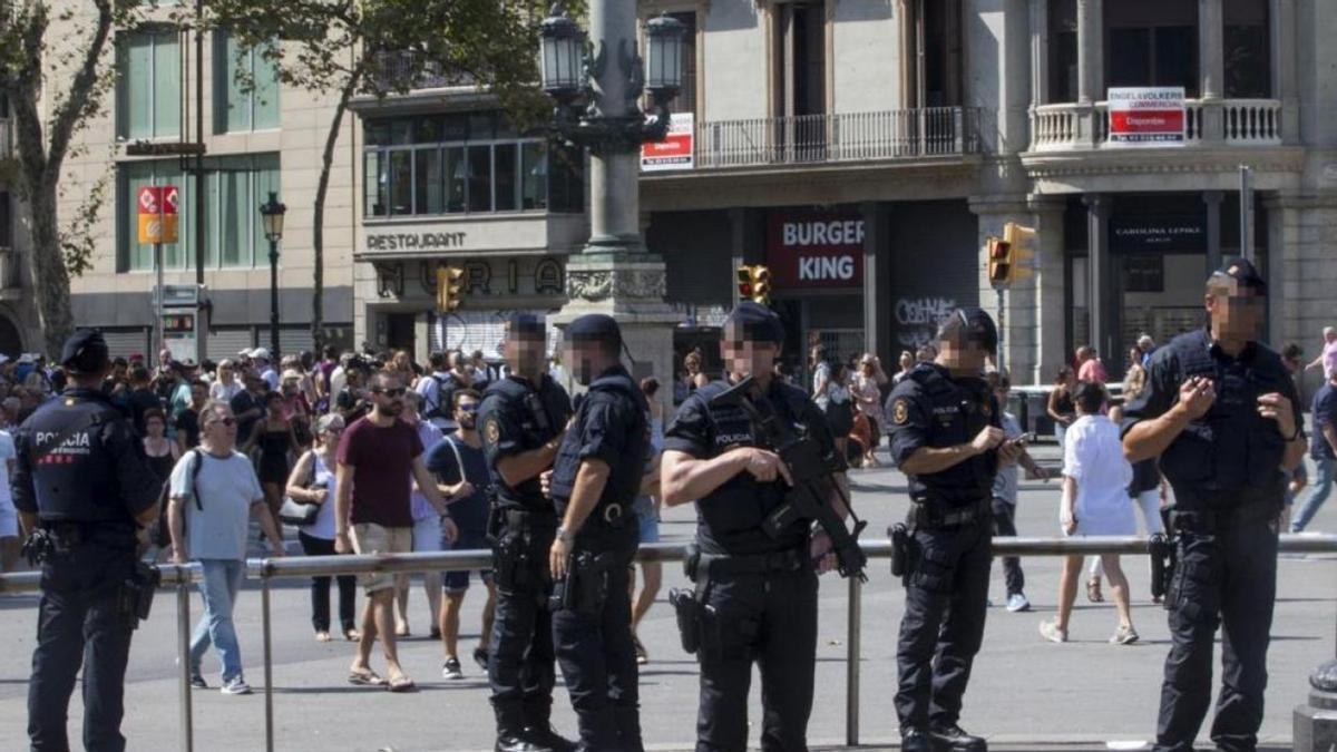 Un hombre apuñala a otro a plena luz del día en medio de Plaza Catalunya