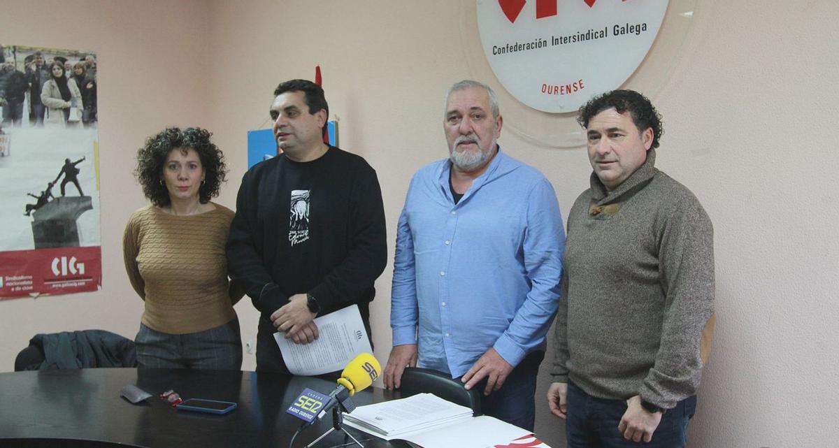 Anxo Pérez Carballo (2º dcha.) y delegados de la CIG, ayer, en el comité de empresa. |  Iñaki Osorio