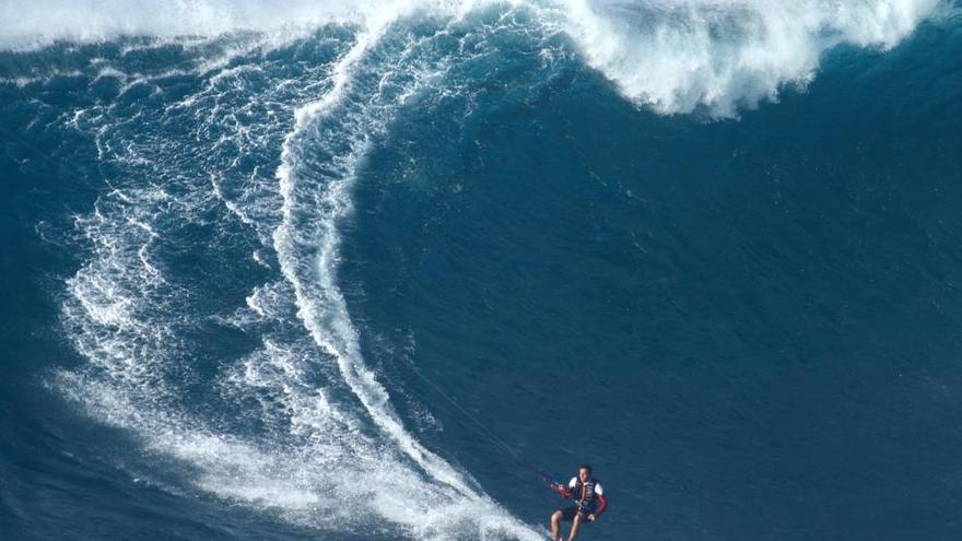 Surfejant una onada de quinze metres