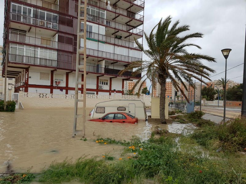 La playa de San Juan inundada tras el temporal