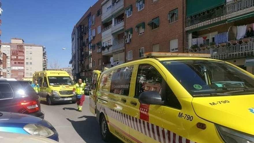 Personal de emergencias llega al domicilio donde se cometió el crimen en Madrid. // Europa Press