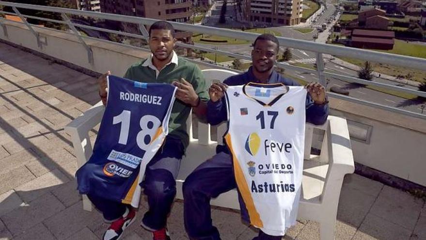 Rodríguez (a la izquierda) y Devon Peltier, ayer, en la terraza de la residencia Ovida en Oviedo. / miki lópez