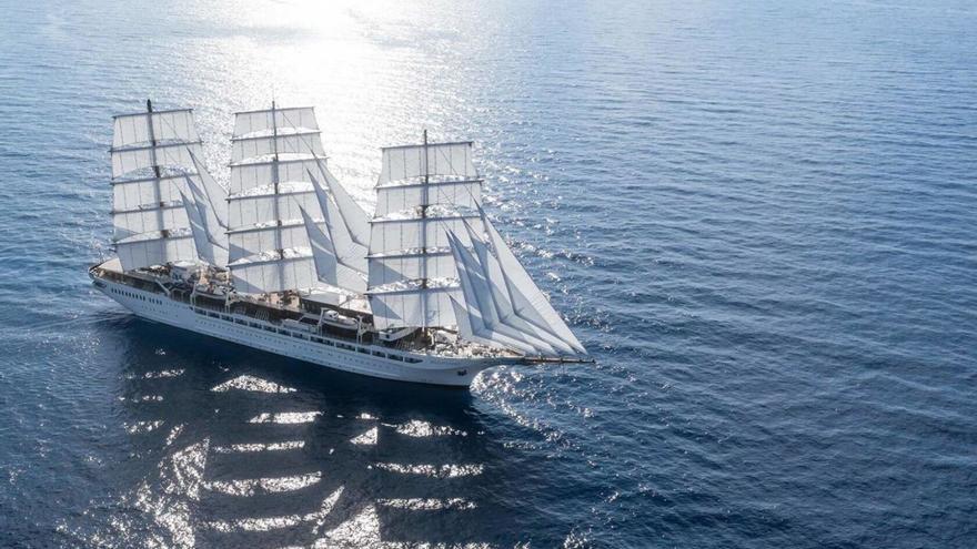 Un crucero de lujo a vela hace escala por primera vez en El Musel