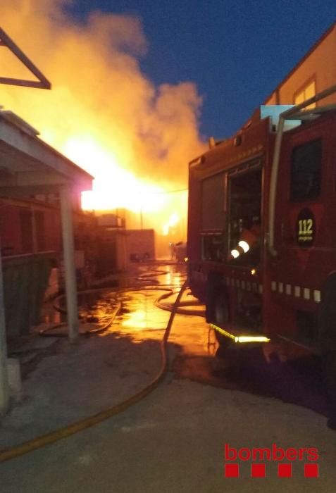 Incendi en una empresa de reciclatge a Sant Feliu de Buixalleu