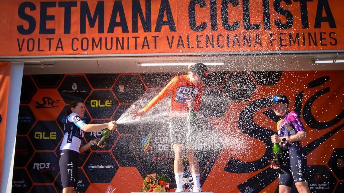 Vollering celebra en el podio su victoria