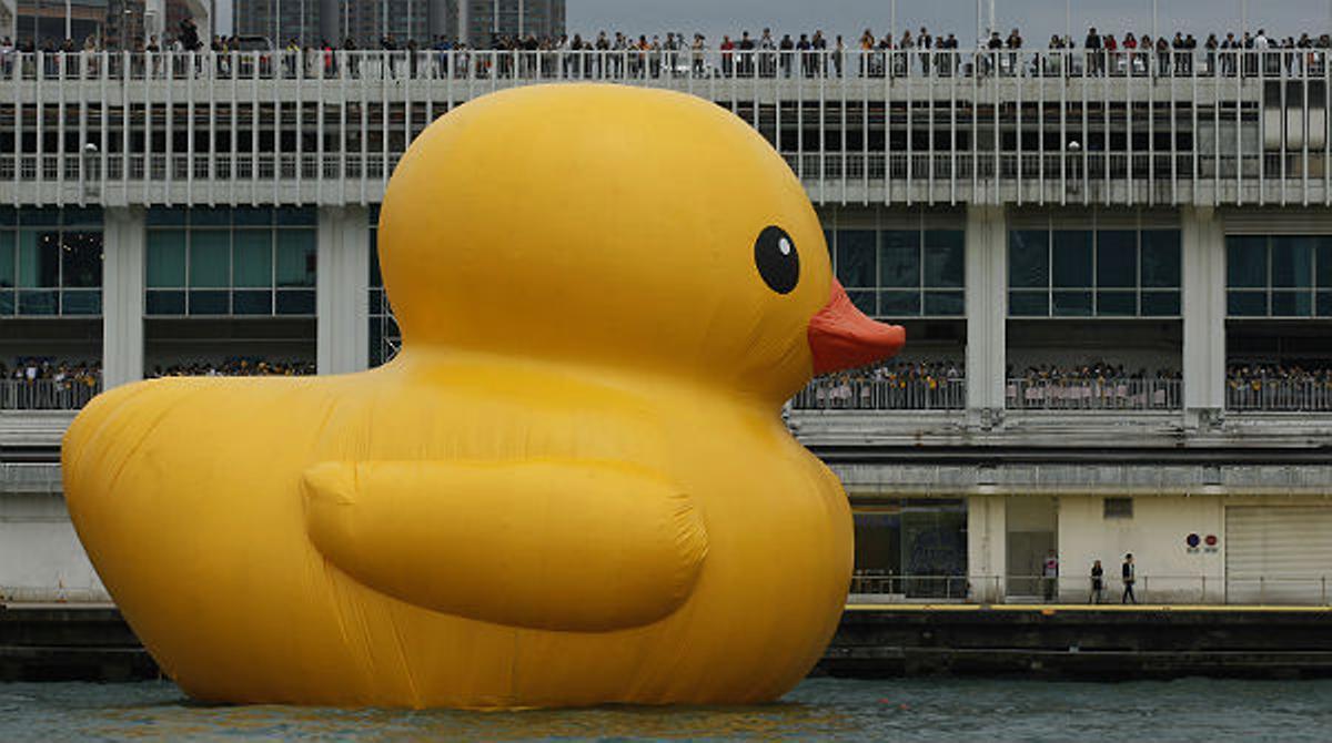 Los patos de goma gigantes que tomarán el puerto de Hong Kong