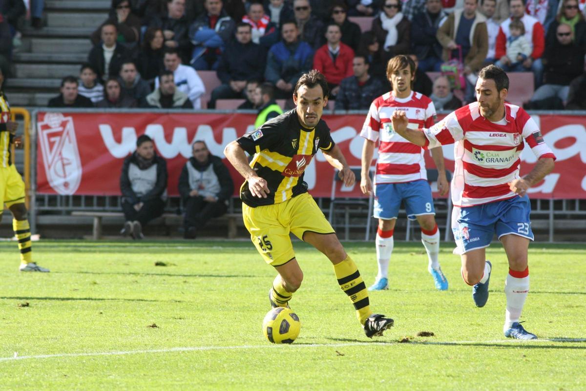 Miguel Ángel Tena disputa un balón a Abel Gómez, entonces en el Granada, en un Granada-Córdoba de la 2010-11.