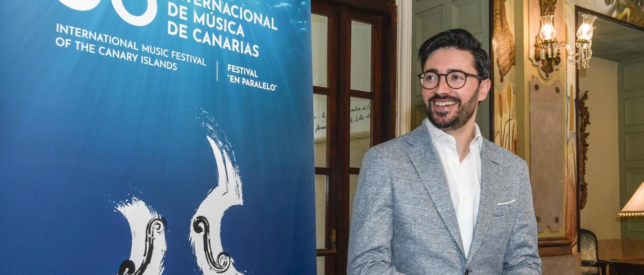 El director Antonio Méndez durante la presentación del concierto de la Orquesta de Cámara de París en el 38º Festival Internacional de Música de Canarias.