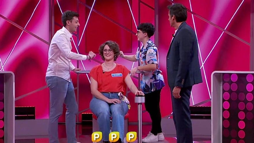Ion Aramendi deja boquiabiertos a los concursantes de Reacción en Cadena al mostrar todos los santos que lleva en la cartera