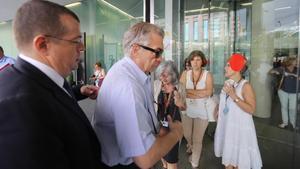 Antoni Mas, con su abogado Manuel González Peeters (de oscuro), entrando en la Ciutat de la Justicia de Barcelona, el pasado mes de junio.