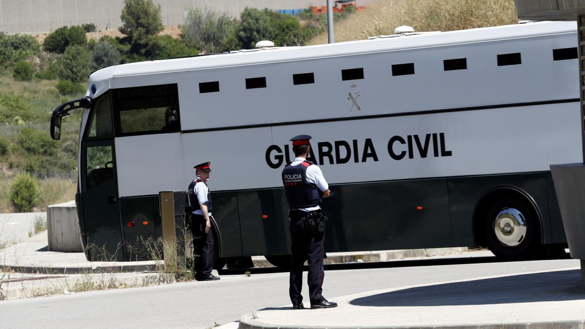 Un autobús de conducción de presos llega a Brians II el 4 de julio de 2018