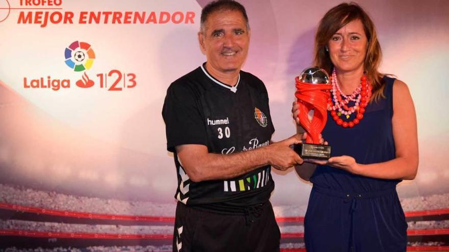 Paco Herrera recoge el trofeo al mejor entrenador de Segunda División en el mes de mayo.