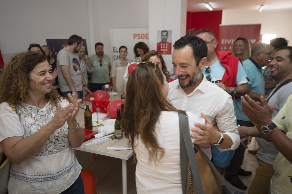 Los socialistas celebran la decisión de la Junta Electoral que les da la victoria en Vila.