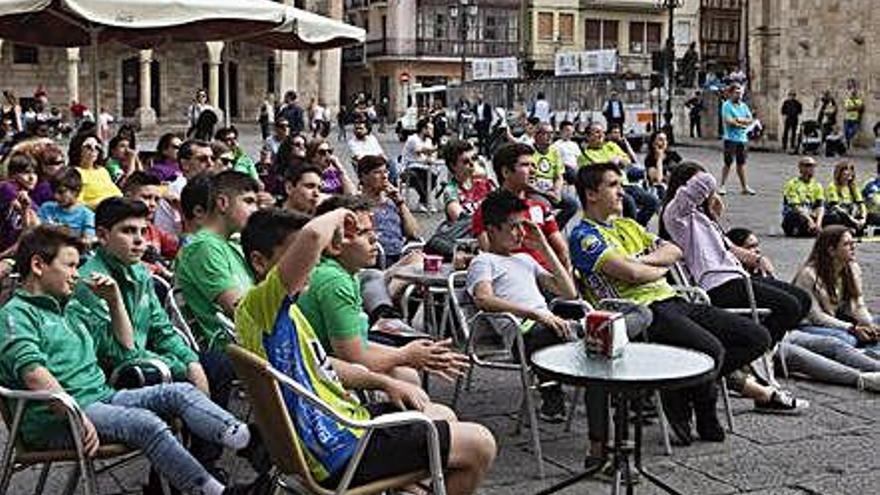 1- La afición disfruta del partido desde las terrazas de la plaza Mayor. 2- Los seguidores en Puerto Sagunto reciben al equipo al principio del encuentro. 3- Varios aficionados protestan una decisión arbitral. 4- El extécnico pistacho Eduardo García Valiente no quiso perderse la semifinal del Balonmano Zamora en El OVni. 5- Los seguidores tratan de animar a los jugadores como Jaime, consolado también por Octavio. - 6- Los incondicionales más madrugadores.