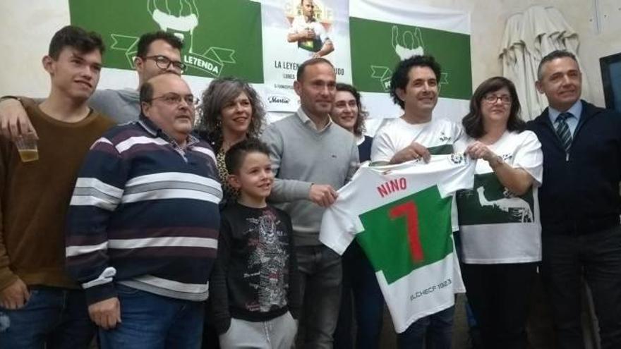 El delantero franjiverde, ayer, con Diego García y los dirigentes de la «Peña Nino Le7enda» .