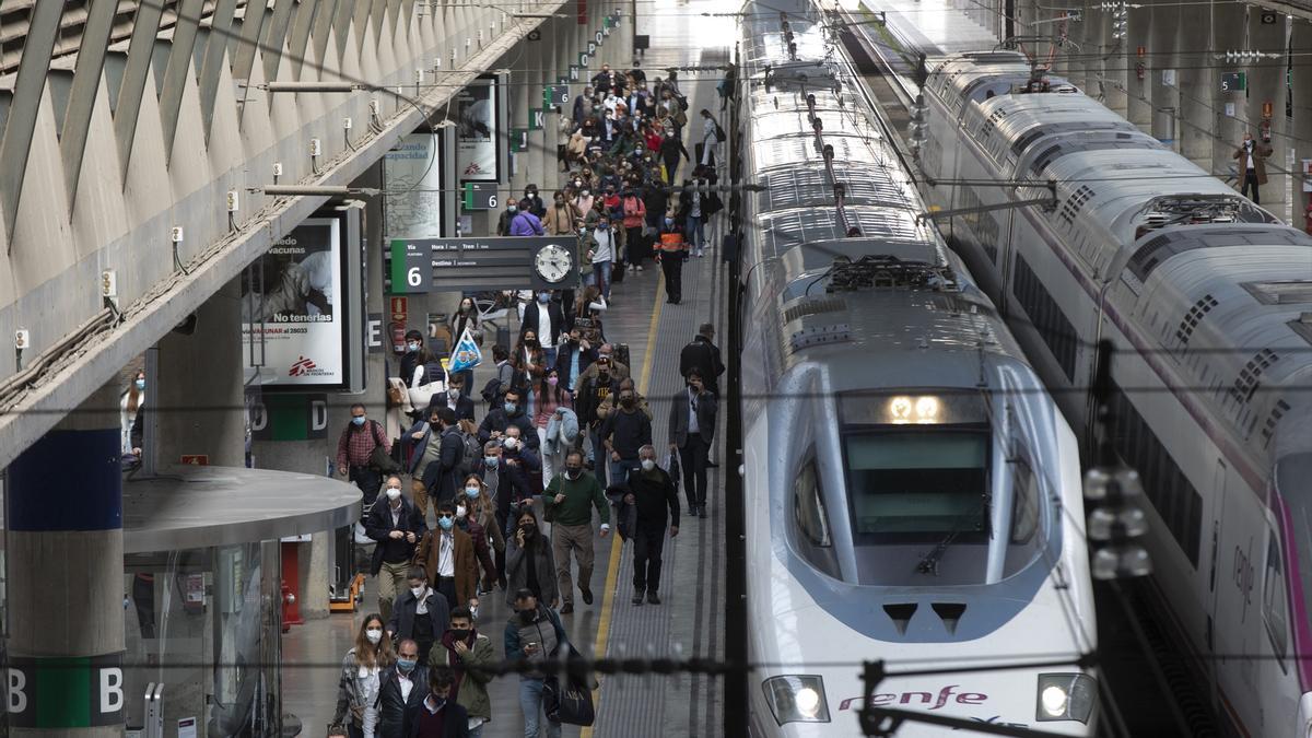 Archivo - Llegada de pasajeros en el AVE procedente de Madrid a la Estación de Santa Justa