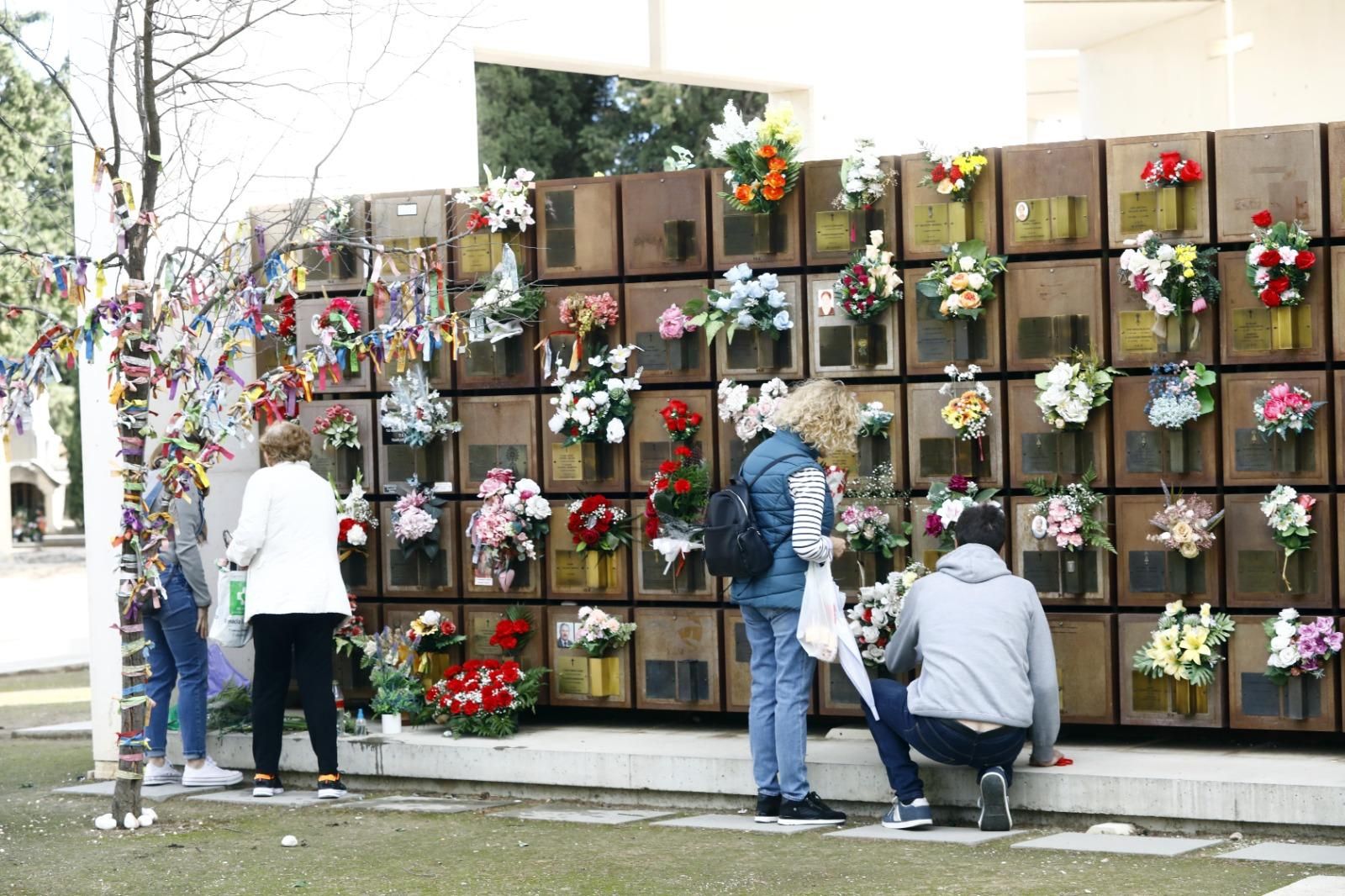 En imágenes | El cementerio de Zaragoza, un museo al aire libre que se engalana para el Día de Todos los Santos