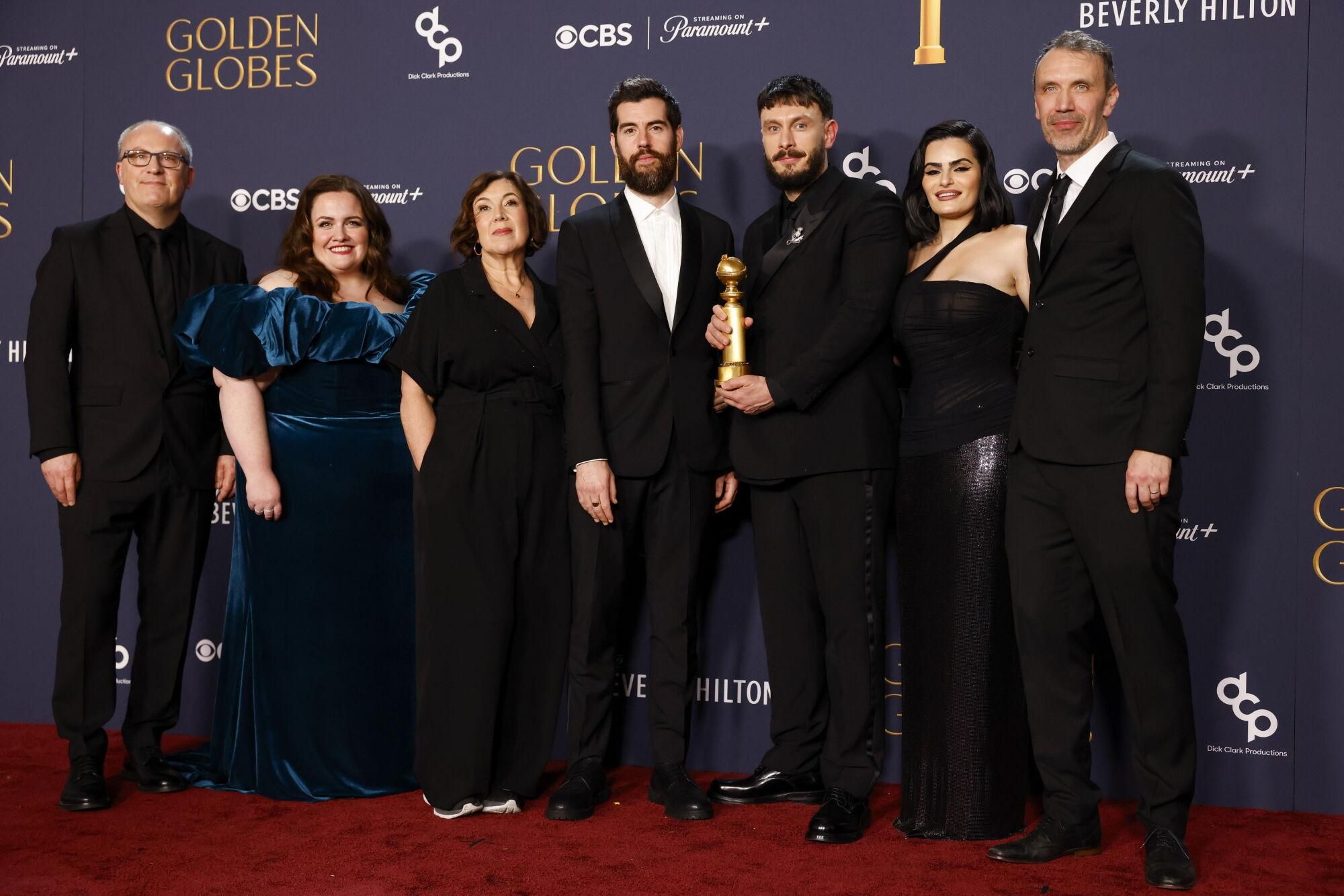 Beverly Hills (United States), 06/01/2025.- (L_-R) Wim De Greef, Jessica Gunning, Petra Fried, Ed Macdonald, Richard Gadd, Nava Mau, and Matt Jarvis pose in the press room with the award for best television limited series, anthology series, or motion picture made for television for 'Baby Reindeer' during the 82nd annual Golden Globe Awards ceremony at the Beverly Hilton Hotel in Beverly Hills, California, USA, 05 January 2025. Artists in various film and television categories are awarded Golden Globes by the Hollywood Foreign Press Association. EFE/EPA/CAROLINE BREHMAN
