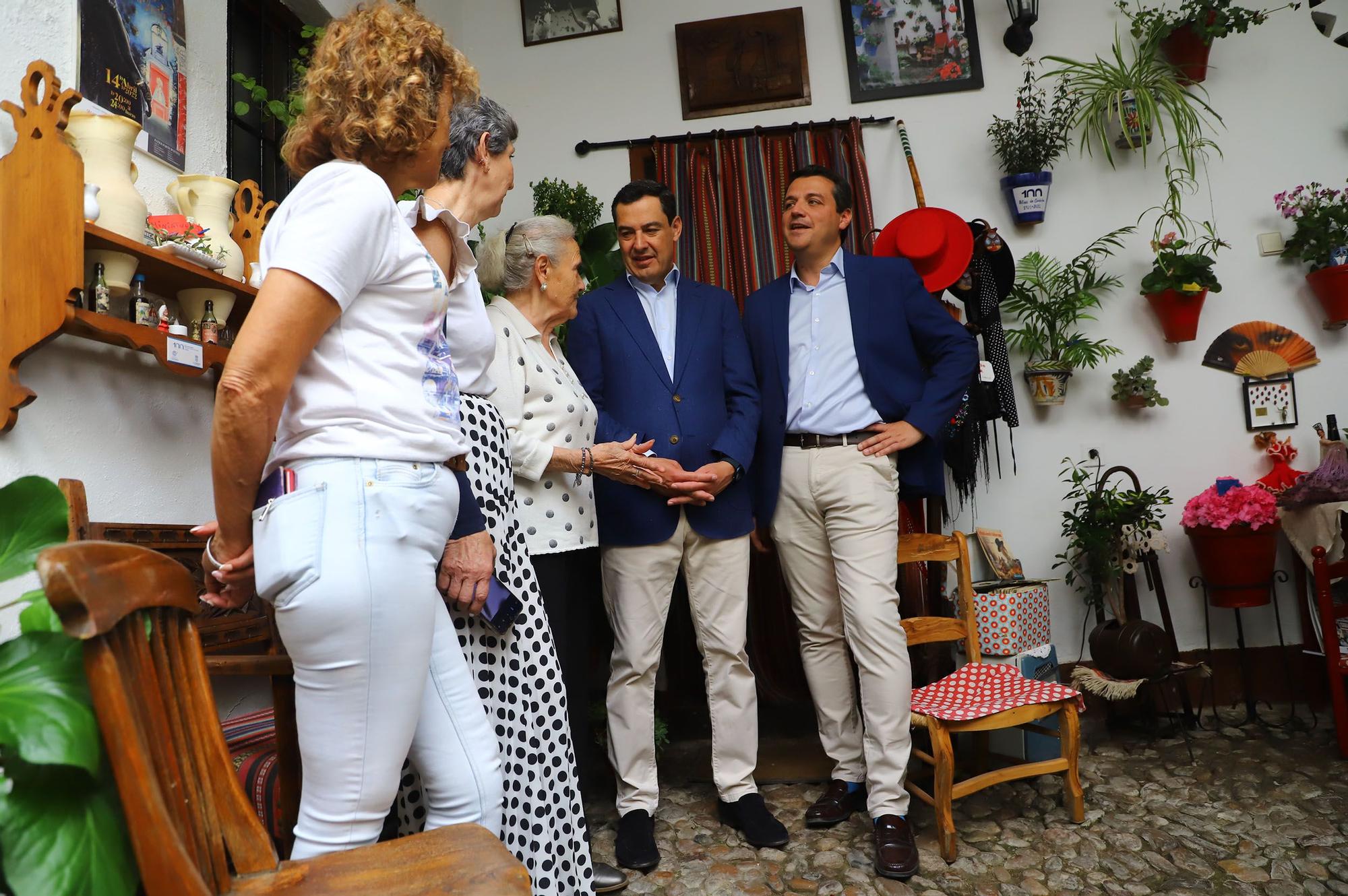 Juanma Moreno visita los Patios de Córdoba