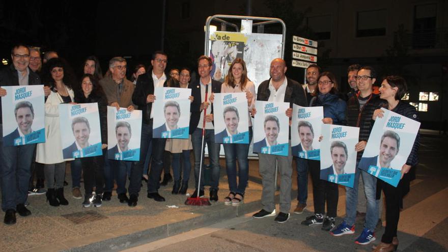 Enganxada de cartells a Figueres per la cursa electoral del 26M