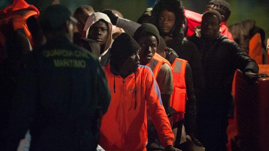 Algunos de los inmigrantes trasladados este sábado por la noche al puerto de Málaga.